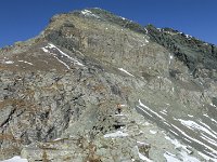 P1070510  Diesmal gehen wir über den Grat. Die Normalroute führt über die Geröllhalde. Sie gehöhrt nicht zu der schlimmen Sorte, machen wir trotzdem nicht gerne. Nur wenn es unbedingt nötig ist.