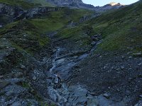 P1060911  Weit hinten im Tal lässt sich der Bach leicht überqueren.