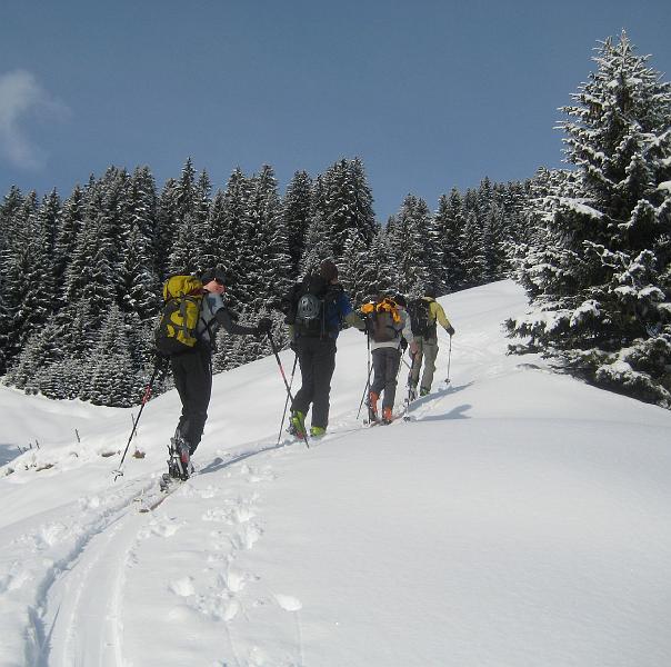 IMG_1810.JPG - Zweiter Tag - Start wieder bei blauem Himmel und frischem Neuschnee  
(Foto von Peter Zollinger)